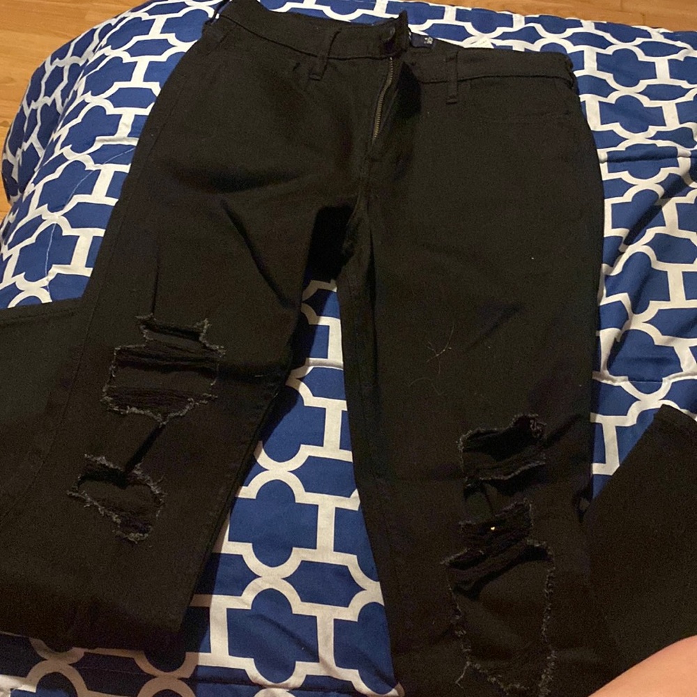 I’m selling black Hollister jeans. Size 9 in juniors.